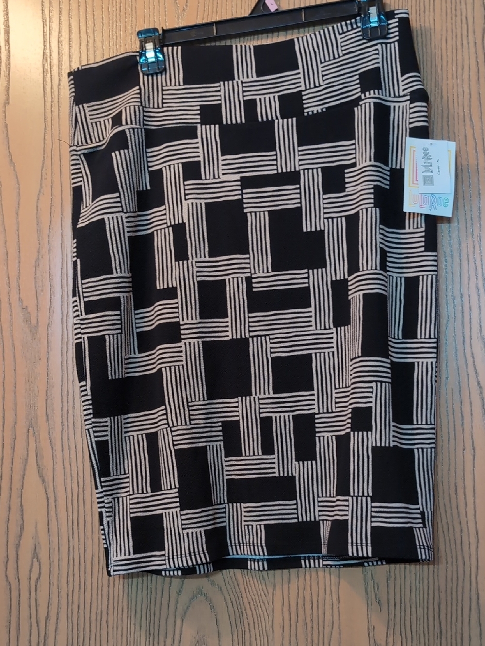 LuLaRoe Black and White Geometric Skirt XL NWT